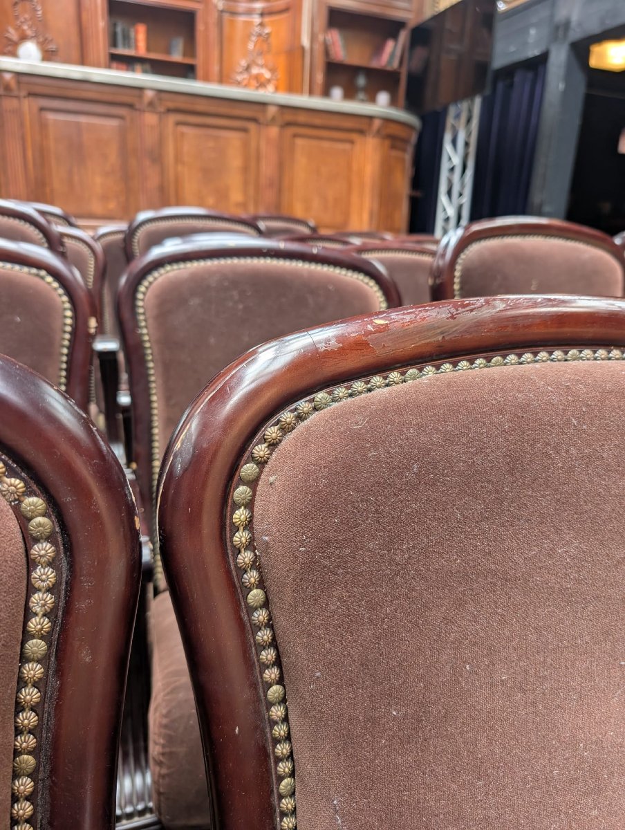Lot de 25 anciens fauteuils de théâtre, bois et velours-photo-3
