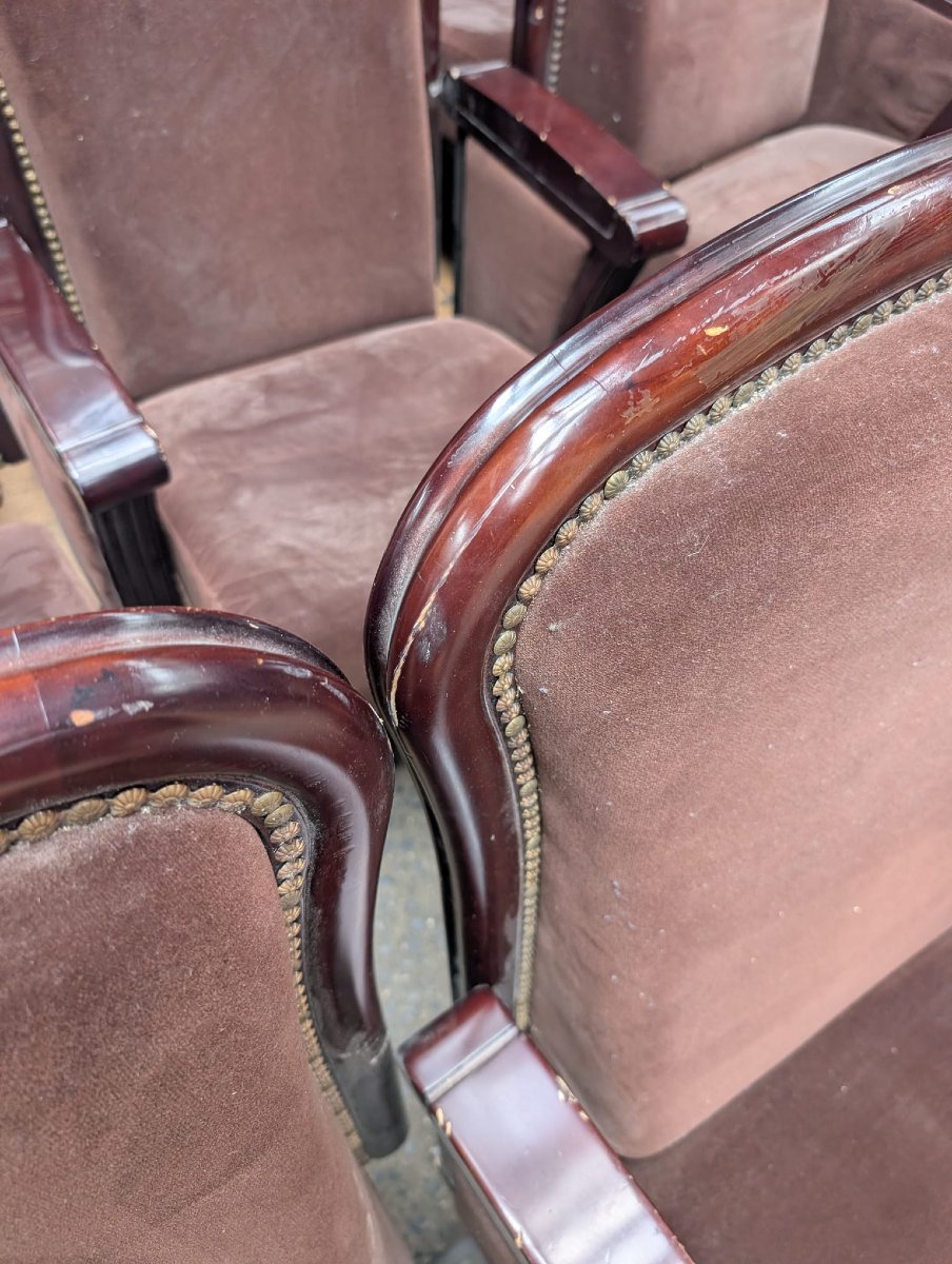 Lot de 25 anciens fauteuils de théâtre, bois et velours-photo-6