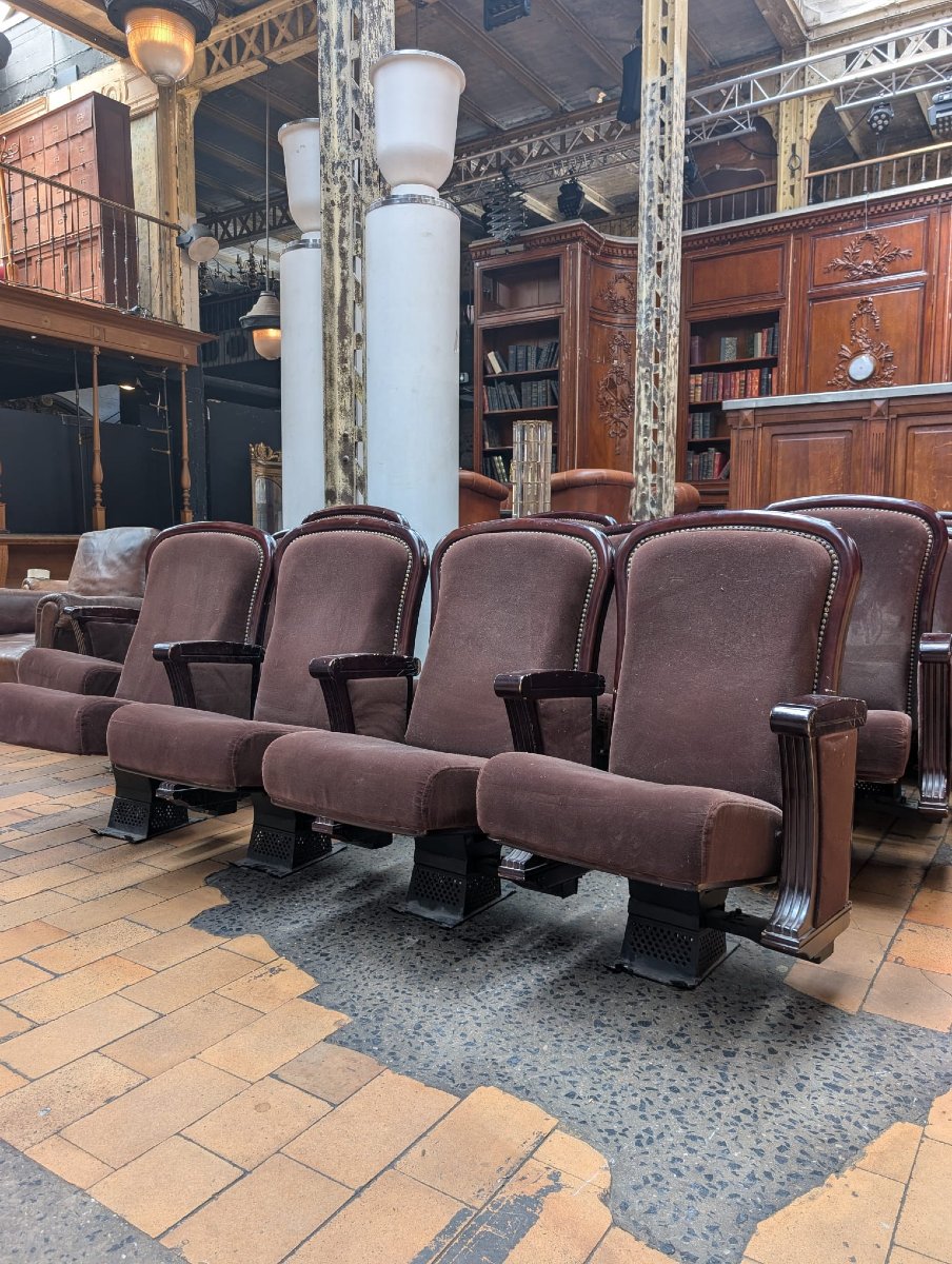 Lot de 25 anciens fauteuils de théâtre, bois et velours