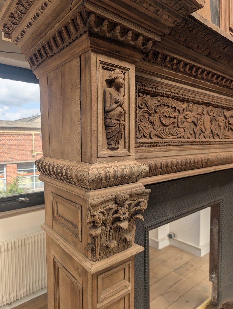 Importante cheminée de style Renaissance en chêne sculpté, à hotte-photo-1