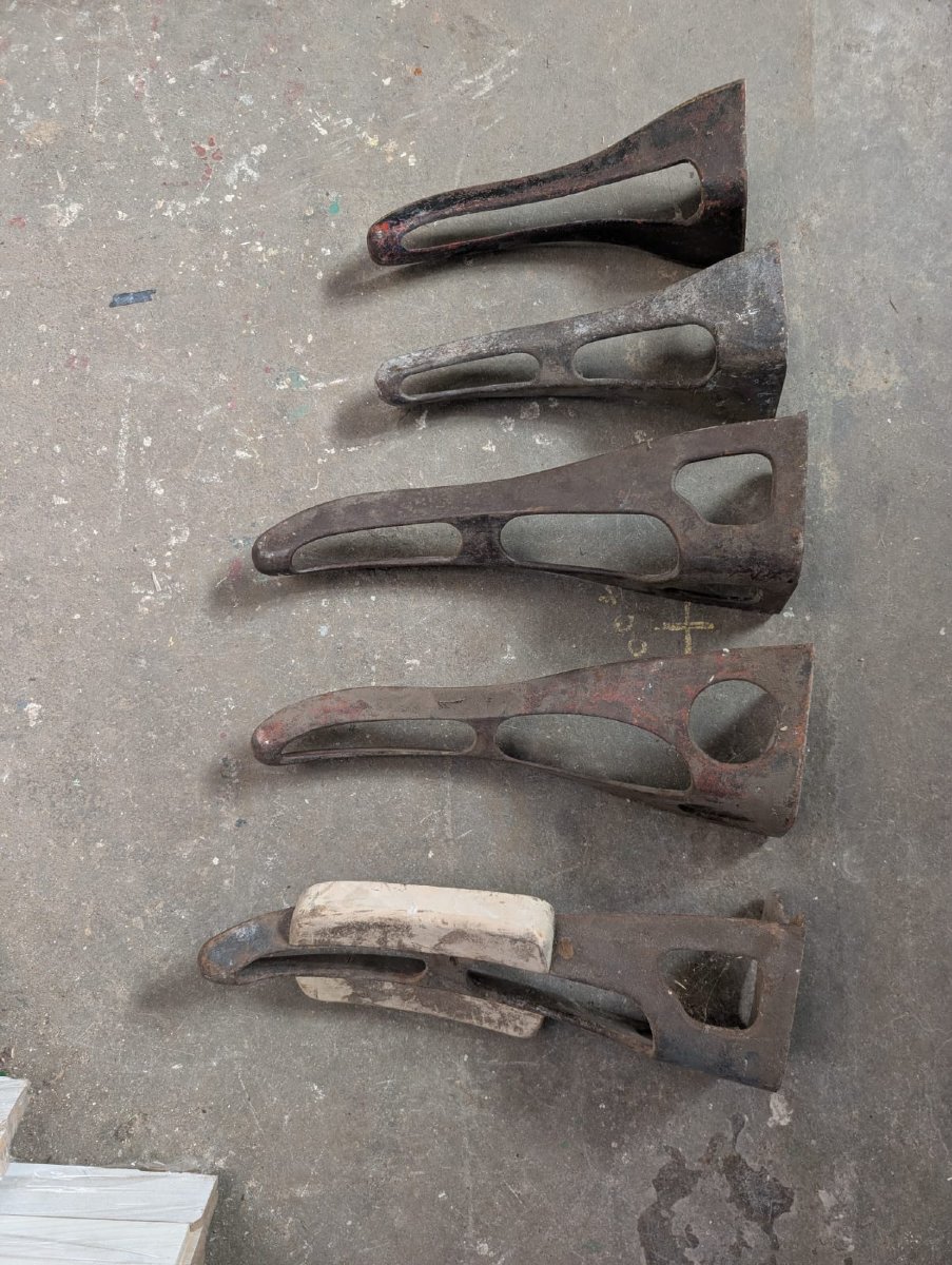 Lot de 5 porte-selles muraux anciens en fonte-photo-2