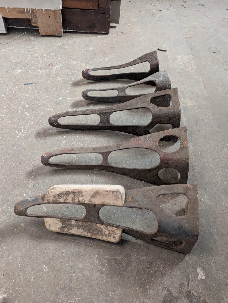 Lot de 5 porte-selles muraux anciens en fonte