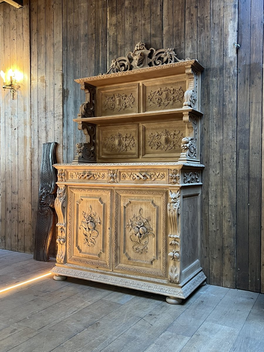 Buffet deux corps de style Henri II en chêne décapé, 120 x 210 x 53 cm