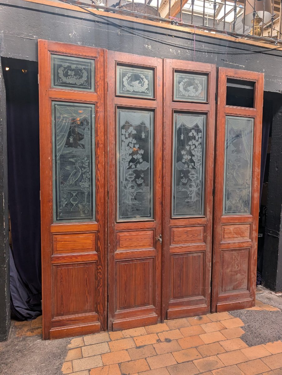 Ensemble de portes anciennes en pitchpin à vitrages gravés, décor de paons, 235 x 269 cm