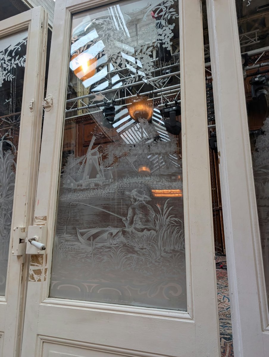 Quadriptyque de portes vitrées à décor gravé de scène de pêche, 289 x 225 cm-photo-3