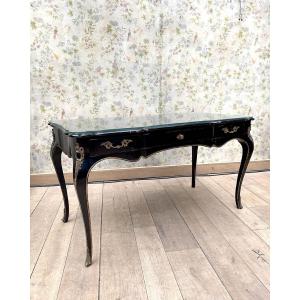 Bureau plat en bois noirci et doré de forme mouvementée