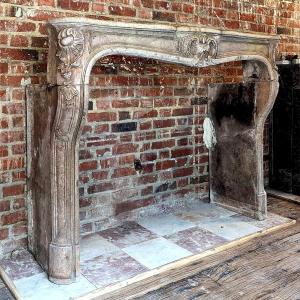 Cheminée en pierre marbrière de style Louis XV