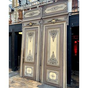 Panneau de boiserie et porte avec bâti d’esprit Louis XV