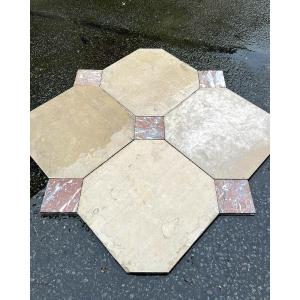 Sol en marbre blanc à cabochon rouge 65m²