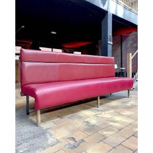 Lot de banquettes en cuir rouge et skaï rouge d’esprit Art Déco, 40m linéaire