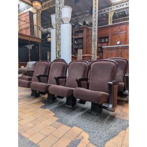 Lot de 25 anciens fauteuils de théâtre, bois et velours