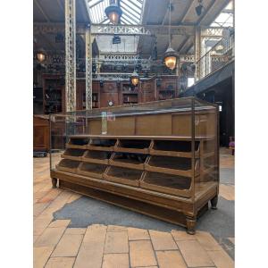 Comptoir-vitrine ancien de magasin en bois et laiton, 183 x 92 x 61 cm