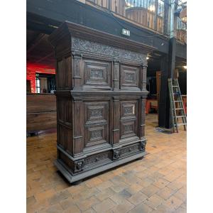 Armoire de style Louis XIII en chêne sculpté, 167 x 200 x 64 cm