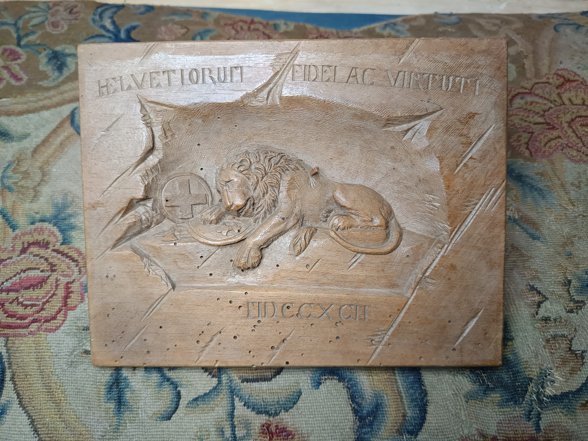 Sculpture en bois représentant le "Lion de Lucerne"