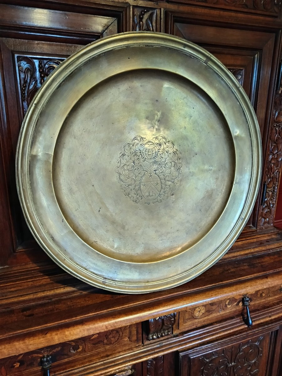 Grand plat de 55 cm Armorié en laiton anciennement argenté époque Louis XIV-photo-3