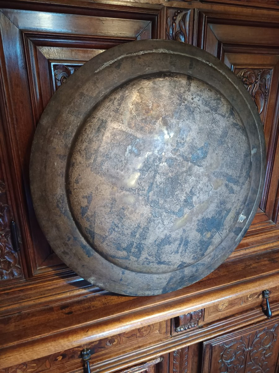 Grand plat de 55 cm Armorié en laiton anciennement argenté époque Louis XIV-photo-4
