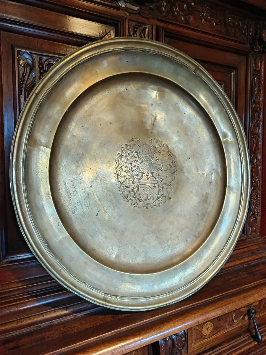 Grand plat de 55 cm Armorié en laiton anciennement argenté époque Louis XIV-photo-2