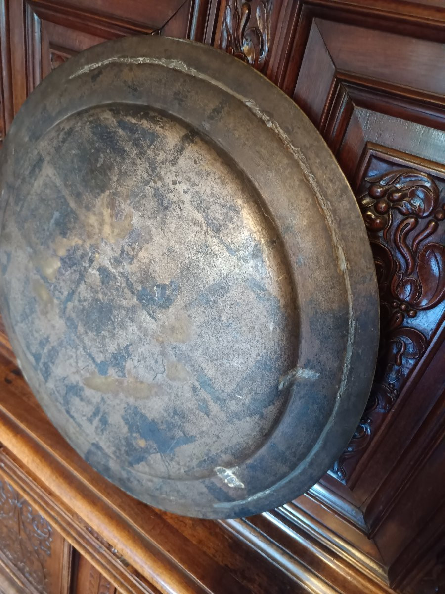 Grand plat de 55 cm Armorié en laiton anciennement argenté époque Louis XIV-photo-3