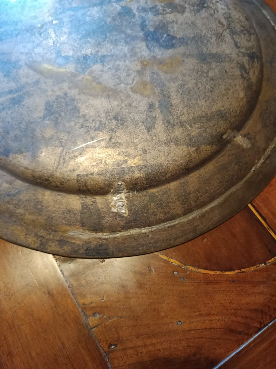 Grand plat de 55 cm Armorié en laiton anciennement argenté époque Louis XIV-photo-4