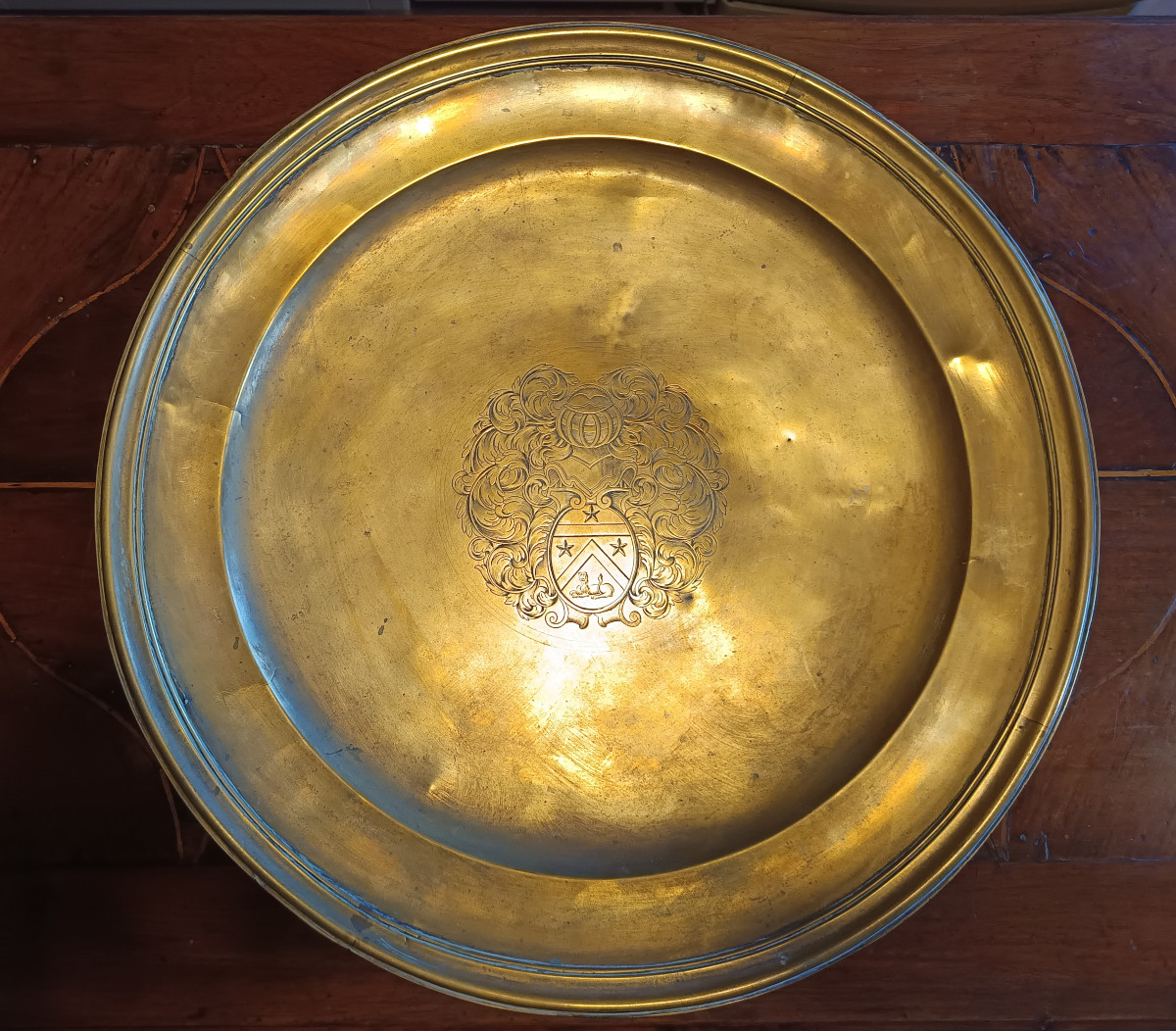 Grand plat de 55 cm Armorié en laiton anciennement argenté époque Louis XIV