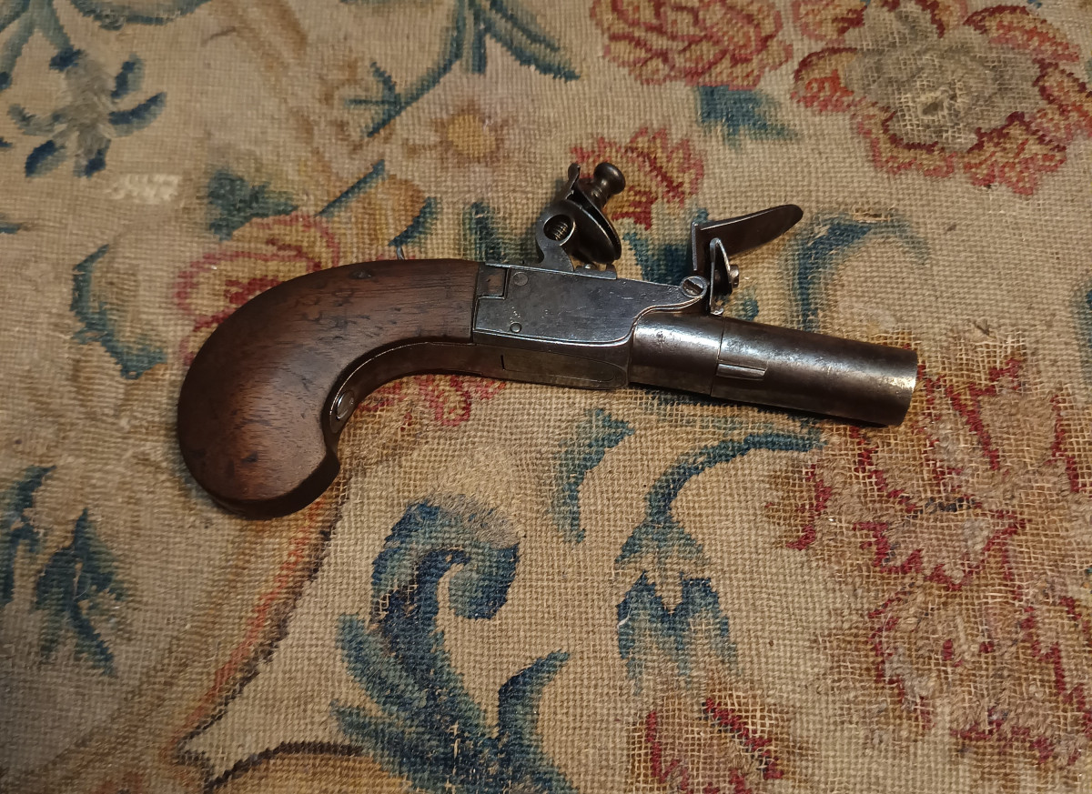Petit pistolet à silex à coffre et balle forcée