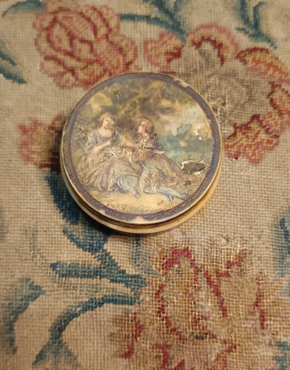 Petite boîte ronde à décor de scènes galantes probablement de la fin du XVIIIèmr-photo-2