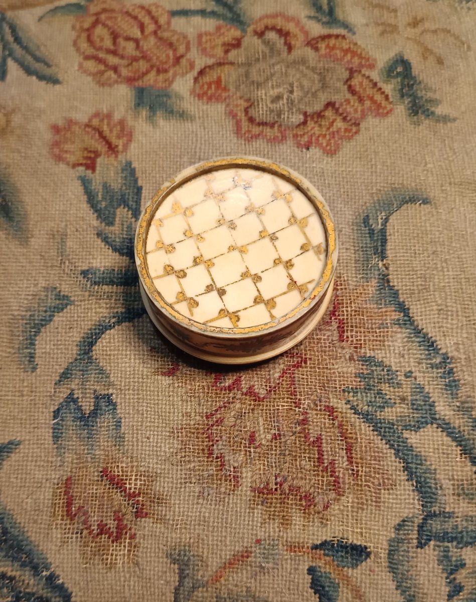 Petite boîte ronde à décor de scènes galantes probablement de la fin du XVIIIèmr-photo-4