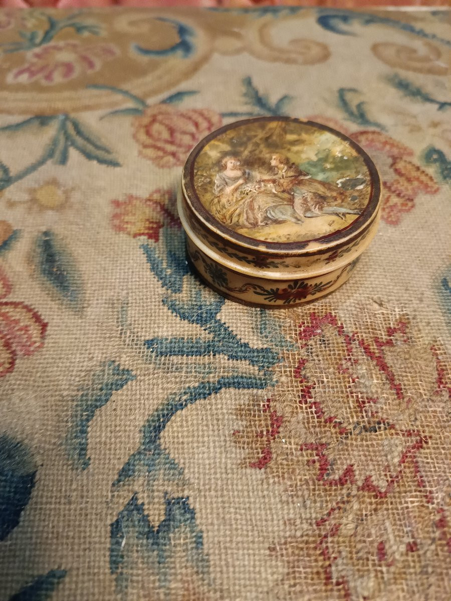 Petite boîte ronde à décor de scènes galantes probablement de la fin du XVIIIèmr-photo-1