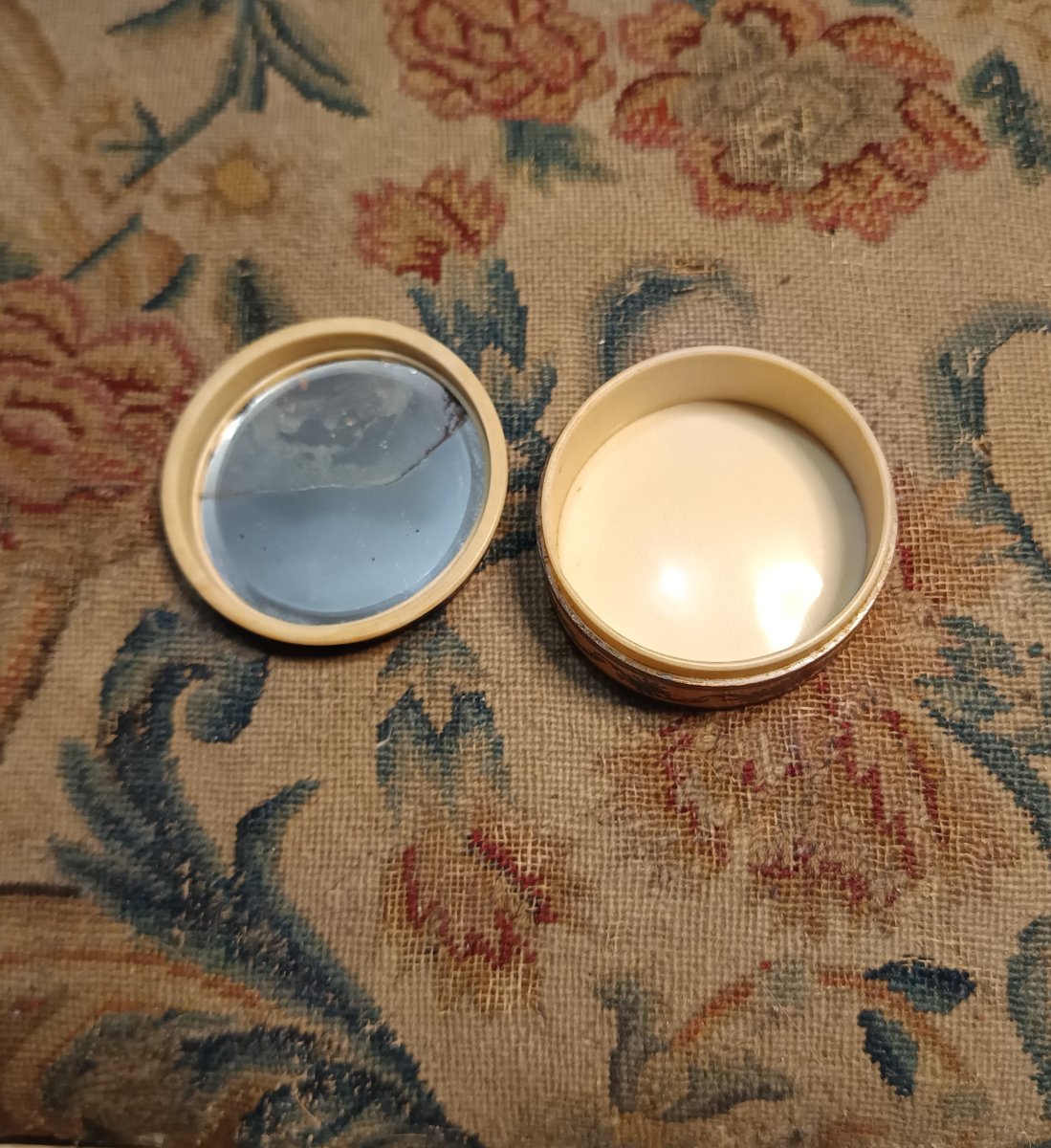Petite boîte ronde à décor de scènes galantes probablement de la fin du XVIIIèmr-photo-2