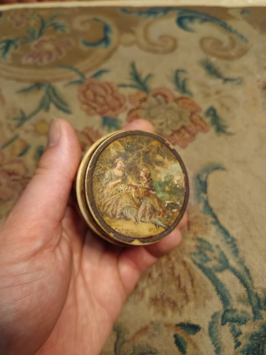 Petite boîte ronde à décor de scènes galantes probablement de la fin du XVIIIèmr-photo-3