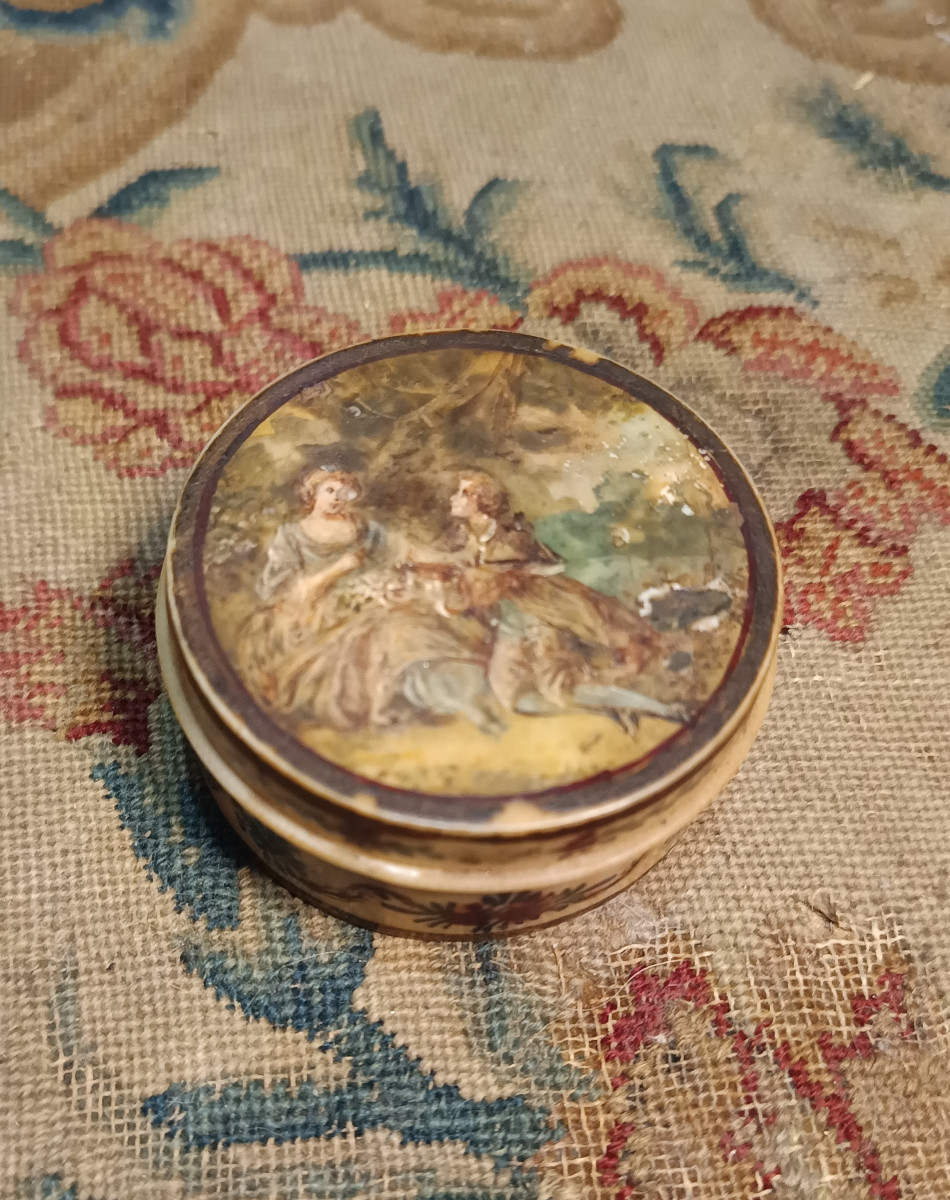Petite boîte ronde à décor de scènes galantes probablement de la fin du XVIIIèmr