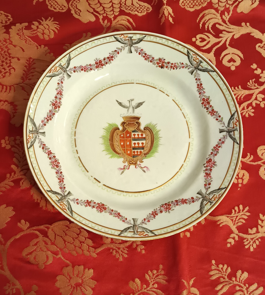 Assiette en porcelaine de Chine de la Cie des Indes Portugaises aux armes époque XVIIIe