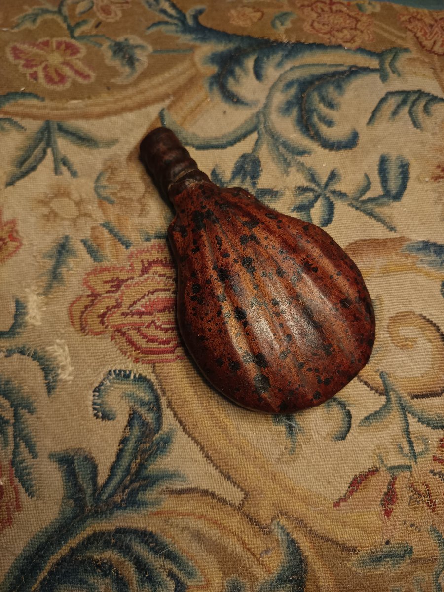 Poire à poudre à décor de  coquille St Jacques époque fin XVIIIème