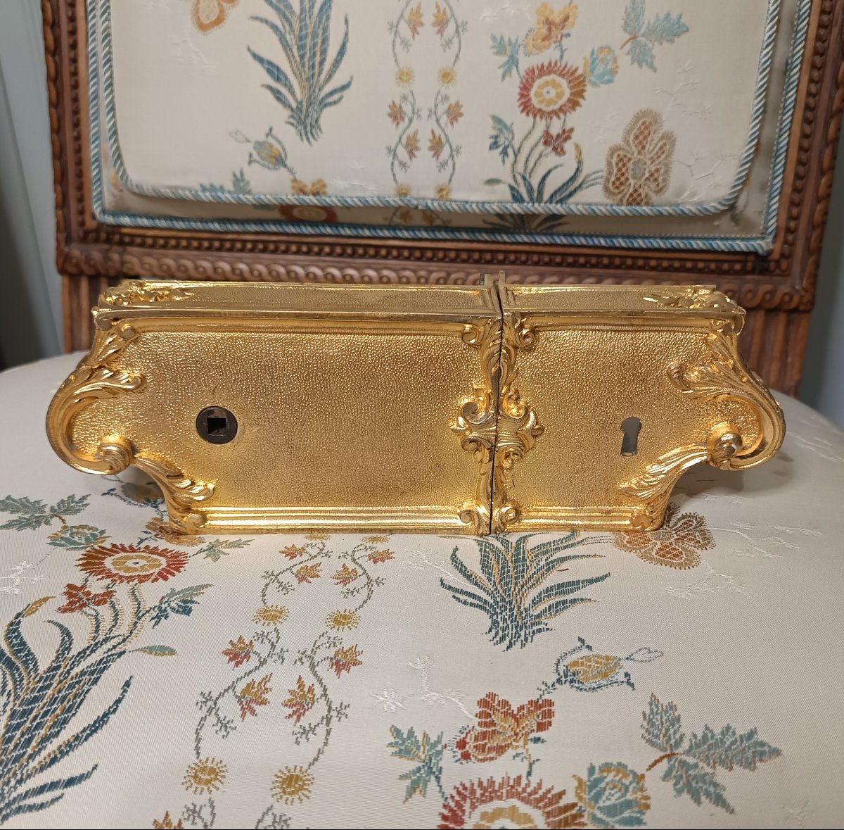 Boîtier de serrure en bronze doré de style Louis XV signé de la célèbre maison Sterling Paris