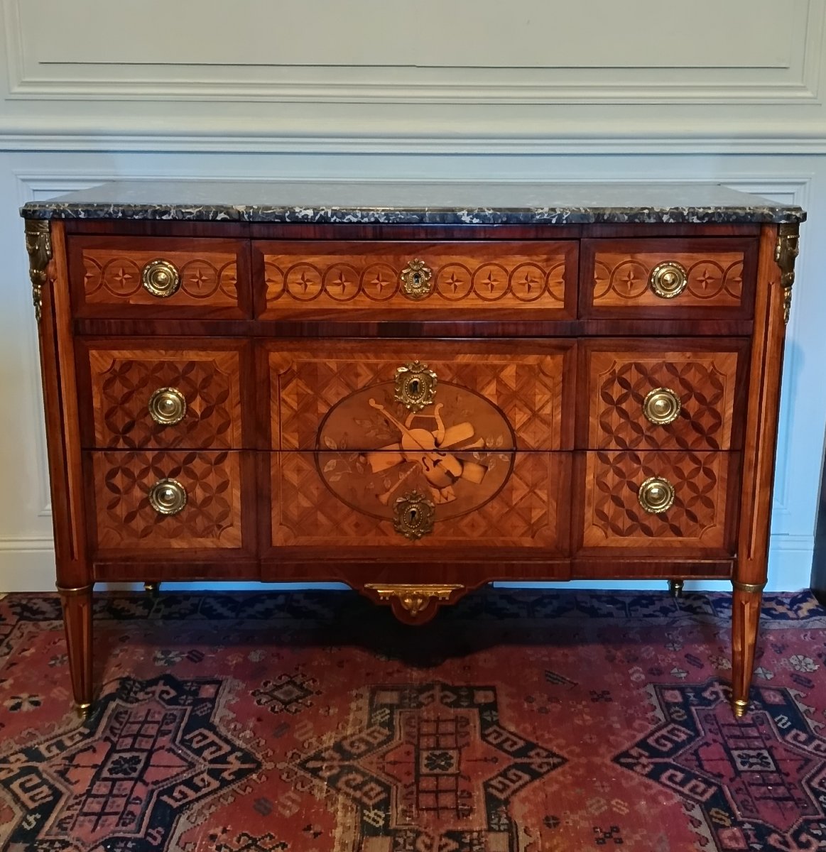 Commode en marqueterie de style Louis XVI dans le goût d'André Mailfert époque XXème