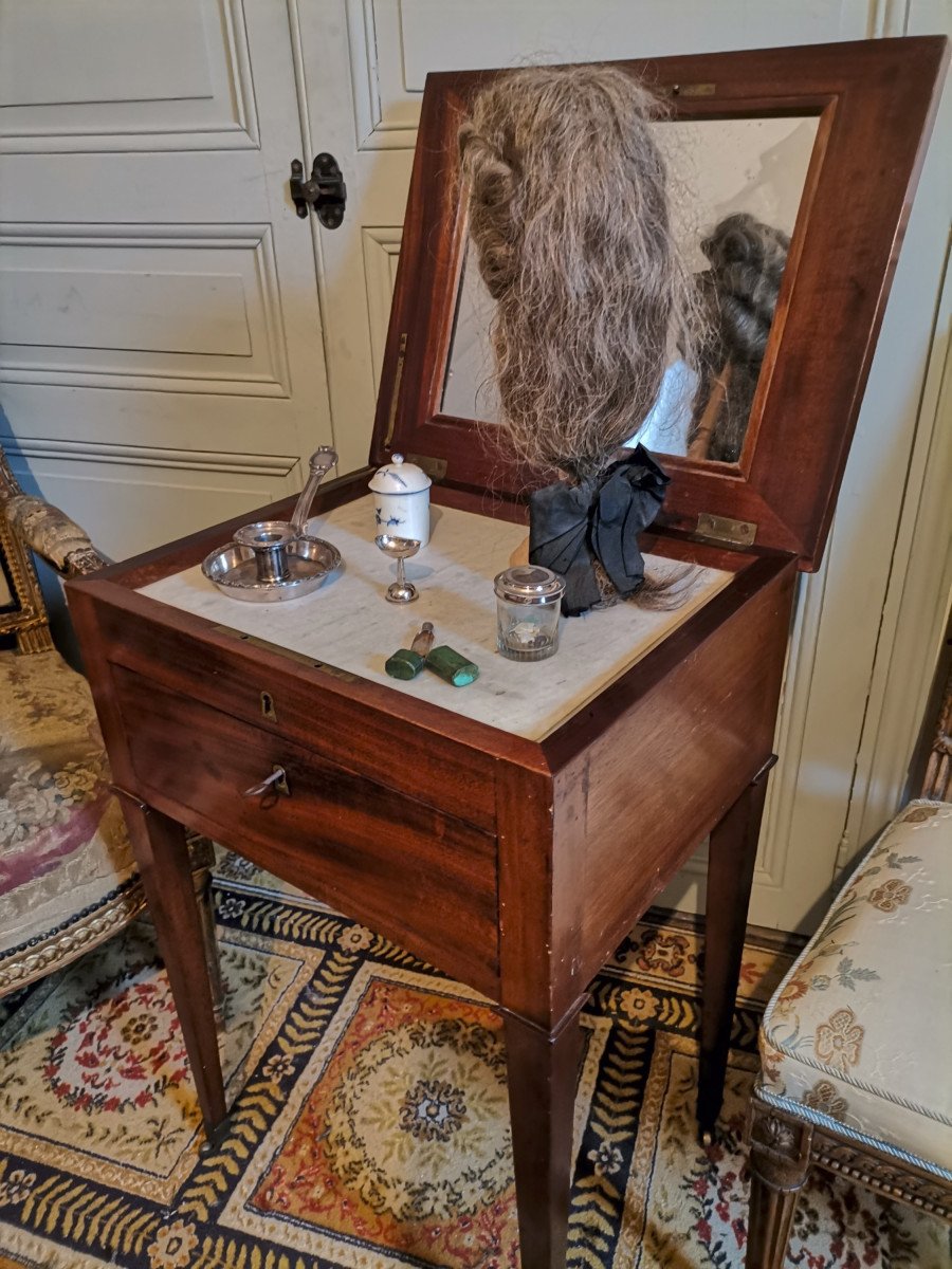 Curieuse Petite Coiffeuse d'Homme Fin XVIIIème