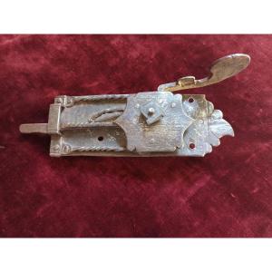 Rare loquet ou clanche de porte en fer forgé travail probablement du XVIe ou XVIIe siècle
