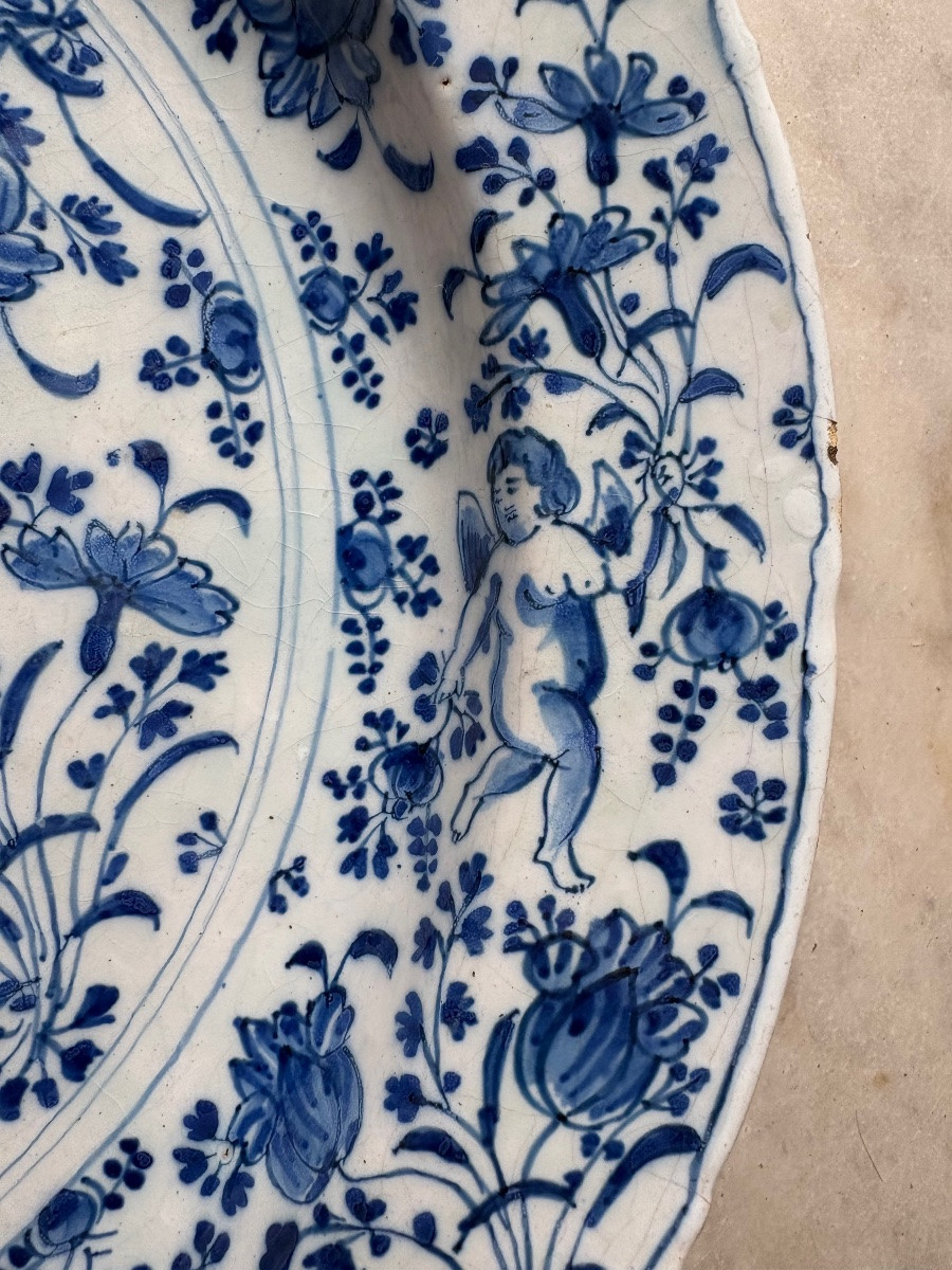 Plat en faïence de Delft aux putti-photo-3