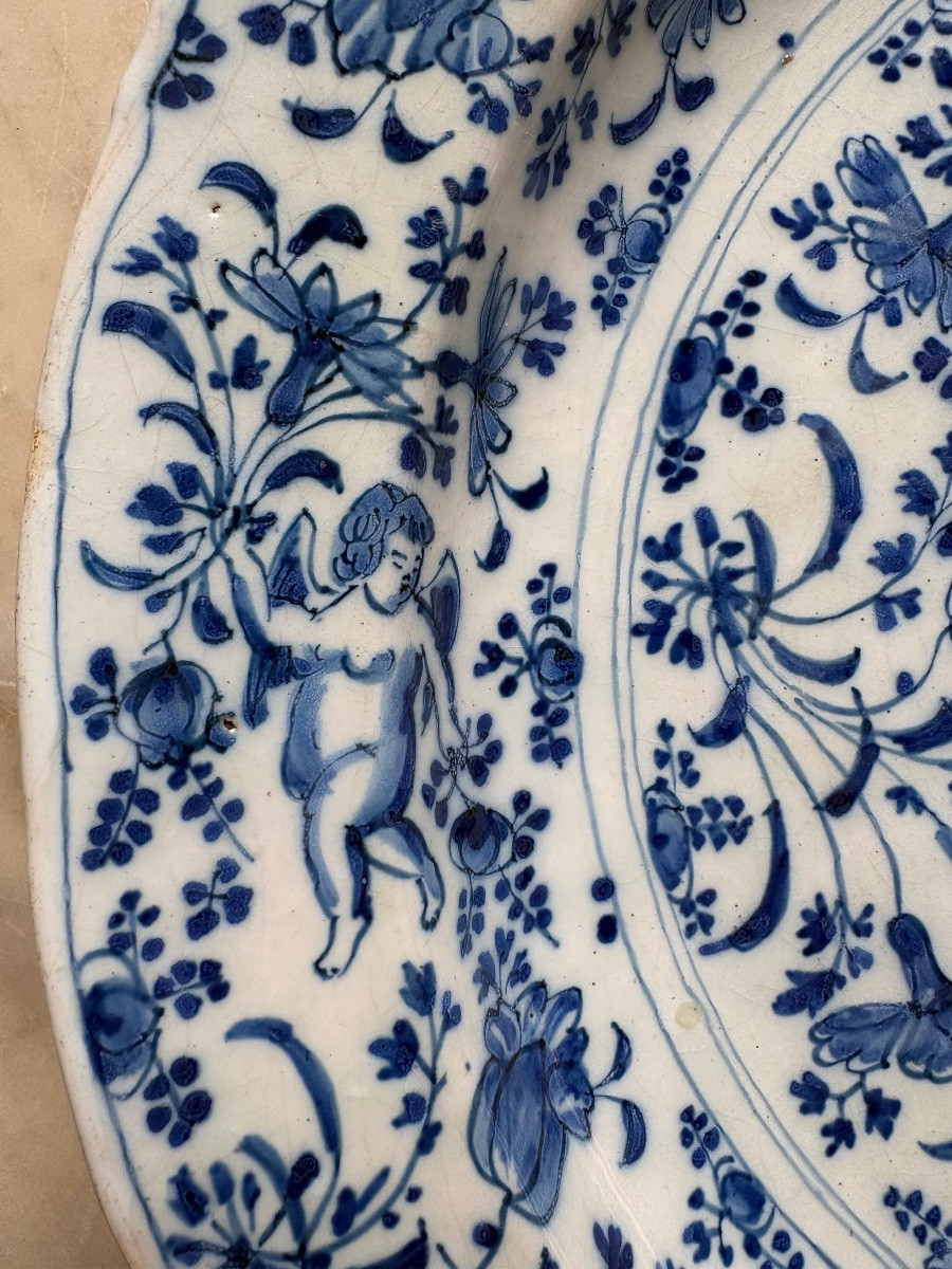 Plat en faïence de Delft aux putti-photo-5