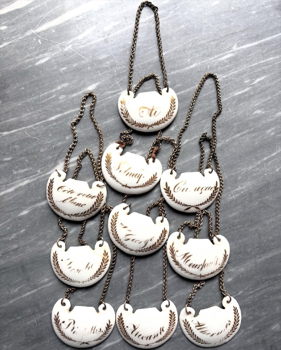 Suite de dix étiquettes en porcelaine à bouteille de vin