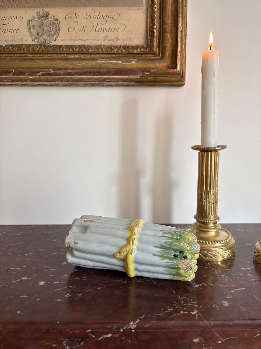 A Brussels Earthenware Shaker In The Shape Of A Bunch Of Asparagus-photo-1