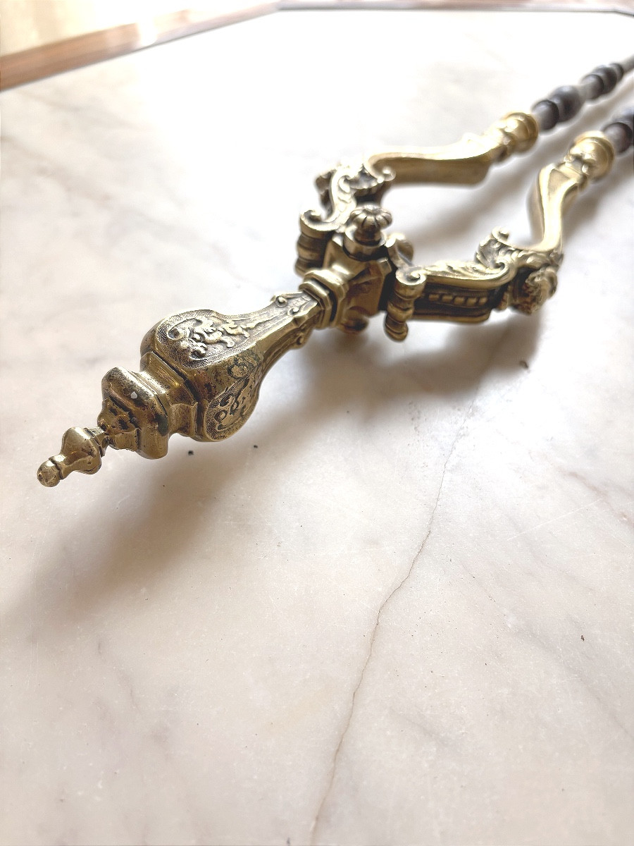 Pince à feu à décor de marmousets -photo-4