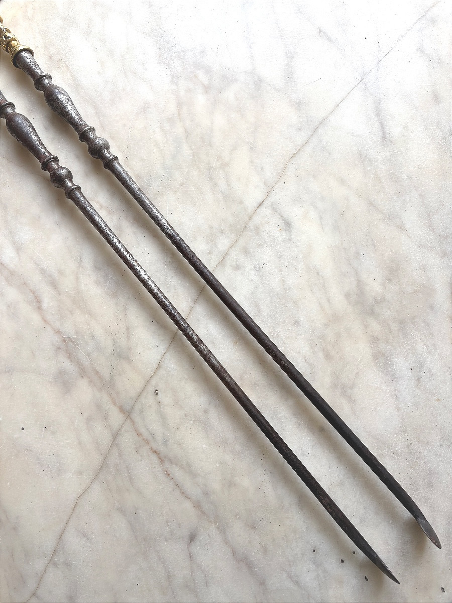 Pince à feu à décor de marmousets -photo-1