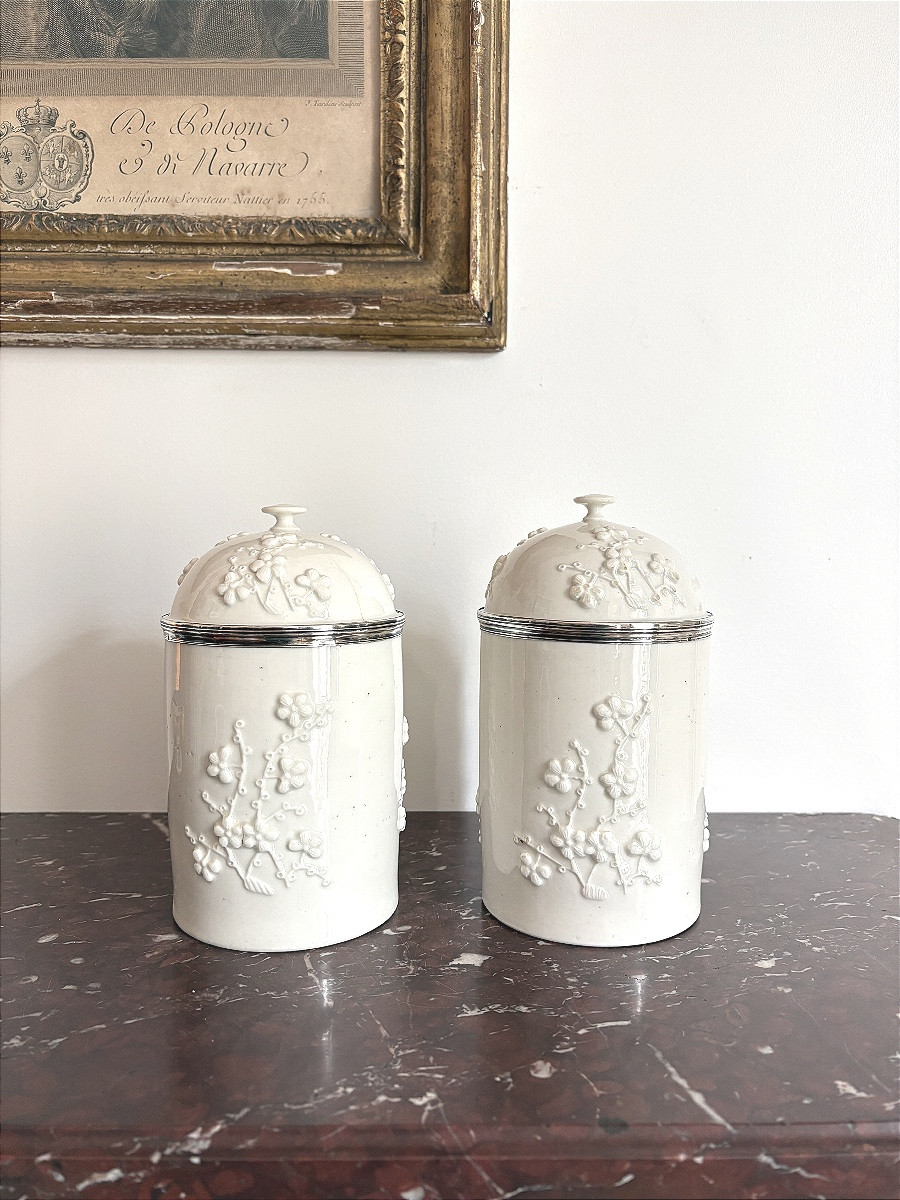 Paire de pots à tabac en porcelaine tendre de Crépy-en-Valois