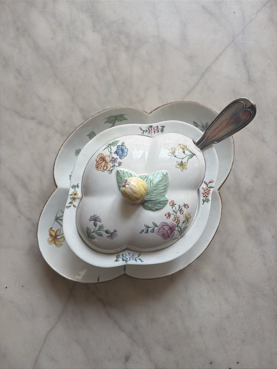 Sucrier en porcelaine tendre de Chantilly