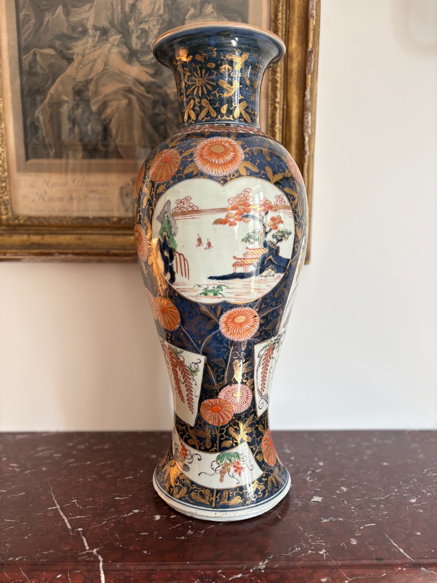 Vase balustre en porcelaine du Japon d’Arita dans la palette Imari circa 1690-1720