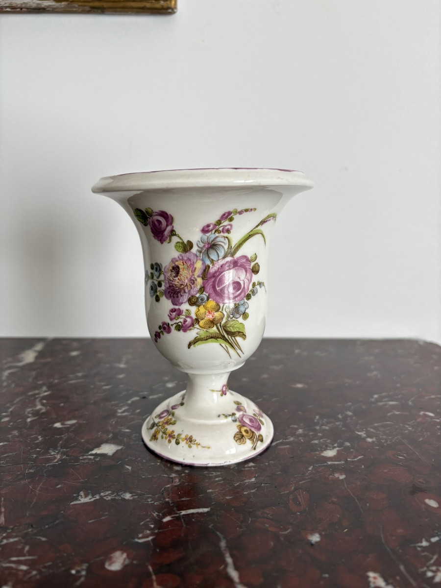 Vase Médicis en porcelaine tendre de Mennecy
