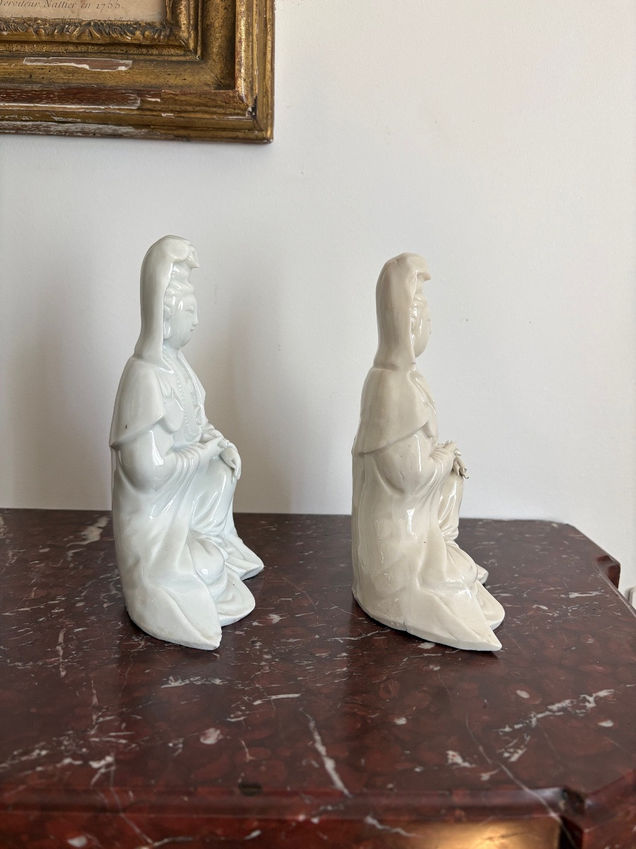 Deux statuettes de Guanyin en porcelaine blanc de Chine, Dehua-photo-2