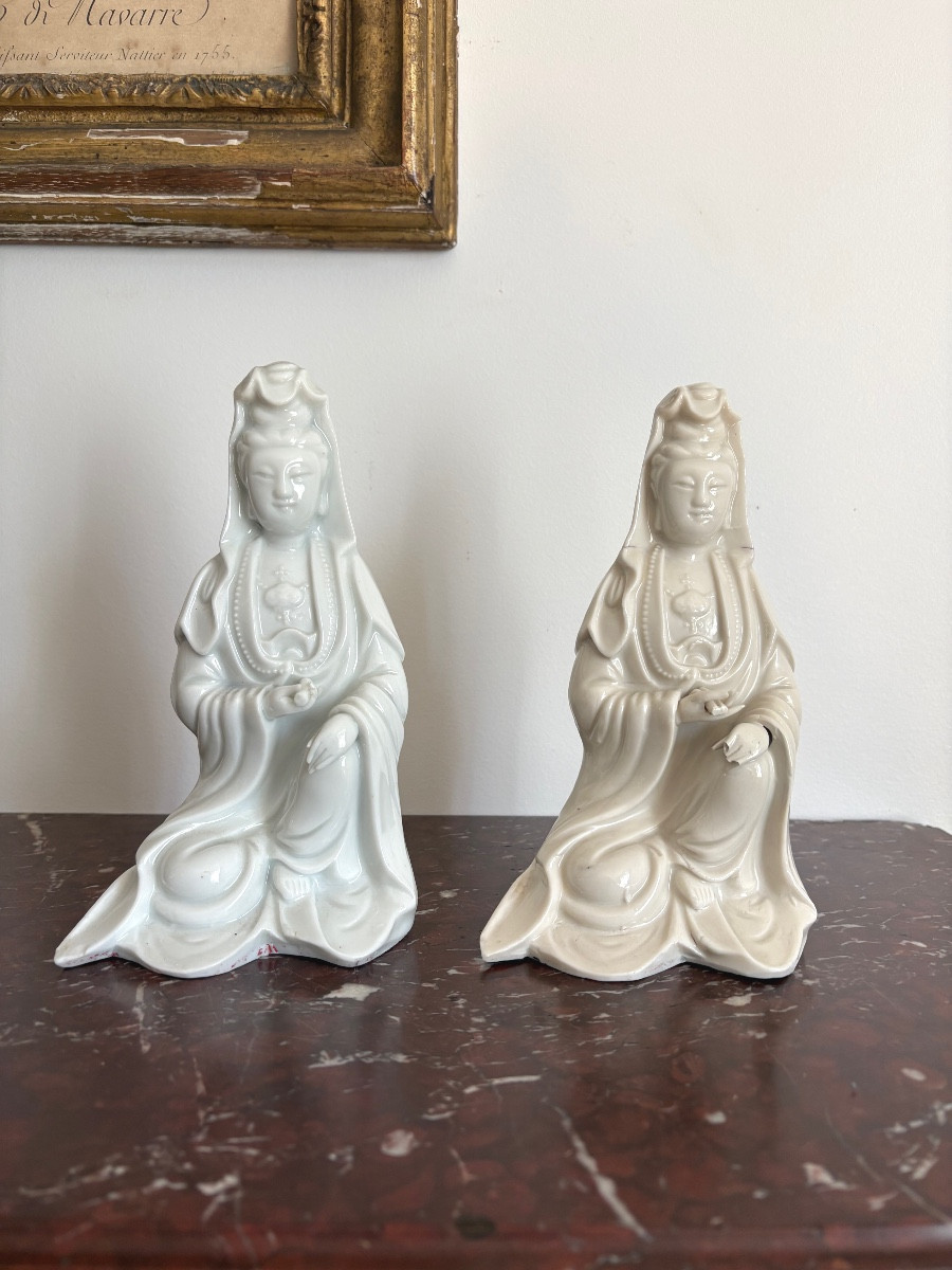 Deux statuettes de Guanyin en porcelaine blanc de Chine, Dehua