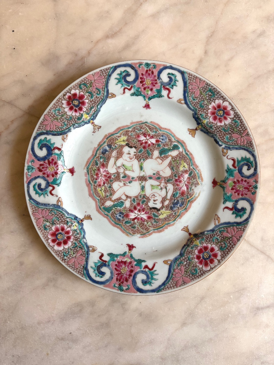 Assiette en porcelaine de Chine, à décor dans la palette famille rose, Compagnie des Indes